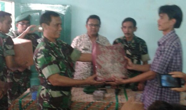 Pendam III/Siliwangi memberikan bantuan sembako 25 paket yang diberikan kepada warga dalam rangka renovasi jamban pada kegiatan Karya Bakti TNI Sat Non Kowil di Gang Rahayu RT 04 dan RT 05, RW 05 Kelurahan Cibadak Kecamatan Astana Anyar, Kota Bandung, Kamis (28/7). by Pendam III/Slw