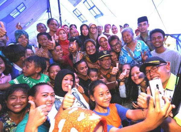 Wali Kota Bandung, M. Ridwan Kamil meninjau lokasi pembongkaran bangunan di RT 3 RW 2 Kel. Babakan Jeruk, Kec. Andir. by Meiwan Humas Pemkot Bandung