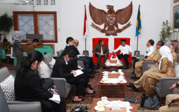 Wali Kota Bandung M Ridwan Kamil saat pertemuan bilateral dengan Senior Minister of State (Foreign Affairs) of Singapore, Dr Mohd Maliki bin Osman di Pendopo Kota Bandung, Senin (25/7). by Meiwan Humas Pemkot Bandung