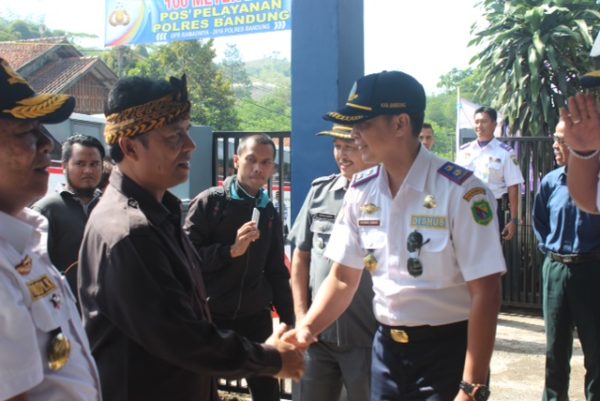 Bupati Bandung Dadang Naser saat peninjauan jalur mudik Nagreg di Pos Hitung Kendaraan Dishub Kab Bandung, Jumat (1/7).