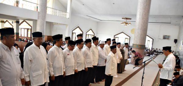 Ketua PW IPHI Jabar Jaswidi Alhamdani melantik sebagai PD IPHI Kab Bandung di Masjid Agung Alfathu, Soreang, Kamis (14/7). by Denny Humas Pemkab Bandung