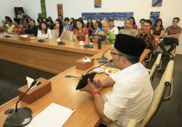 Wali Kota Bandung Ridwan Kamil saat menerima komunitas pesepeda di Pendopo Kota Bandung, Jumat (19/8). by Meiwan Humas Pemkot Bandung