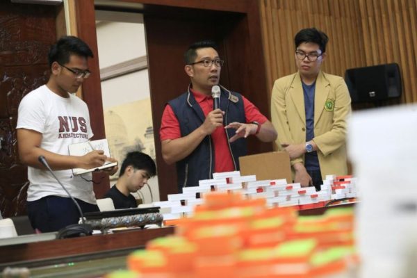 Wali Kota Bandung Ridwan Kamil menerima kunjungan dari mahasiswa dan dosen NUS dan Unpsar di Ruang tengah Balai Kota Bandung, Sabtu (20/8). by Meiwan Humas Pemkot Bandung