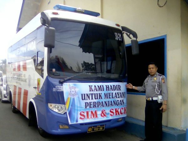 Baur SIM Satlantas Polres Bandung Aiptu Bambang menunjukkan Minibus SIM dan SKCK Keliling Polres Bandung. by Robby Humas Polres Bandung.