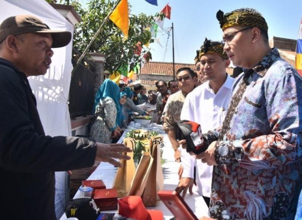 Wabup Bandung gun Gun Gunawan mendamping Menteri Desa Pembangunan Daerah Tertinggal dan Transmigrasi, Eko Putro Sandjojo saat meninjau BUMDes Sukamenak di Margahayu, Kab Bandung, Jumat (12/8).