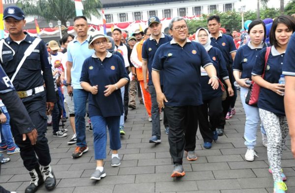 Menteri Luar Negeri Retno Marsudi bersama Gubernur Jabar Ahmad Heryawan melepas para peserta jalan sehat di Halaman Depan Gedung Sate, Minggu (28/8). by Humas Pemprov Jabar