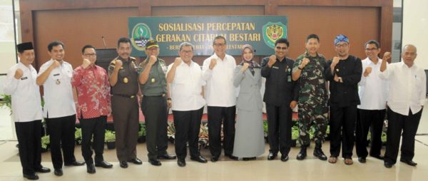  Gubernur Jabar Ahmad Heryawan berfoto bersama usai pengarahan Lingkungan Terpadu Provinsi Jabar di Aula Graha Tirta Kodam III/Siliwangi, Rabu (31/8/16). by Humas Pemprov Jabar