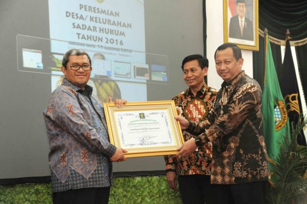 Gubernur Jabar Ahmad Heryawan menerima penghargaan Anubhawa Sasana Desa/Kelurahan dari Kemenkum dan HAM RI. Penghargaan diberikan Sekjen Kemenkum HAM Bambang Rantam Sariwanto saat peresmian Desa/Kelurahan Sadar Hukum di Aula Barat Gedung Sate, Jumat (19/8). by Yan Humas Pemprov Jabar