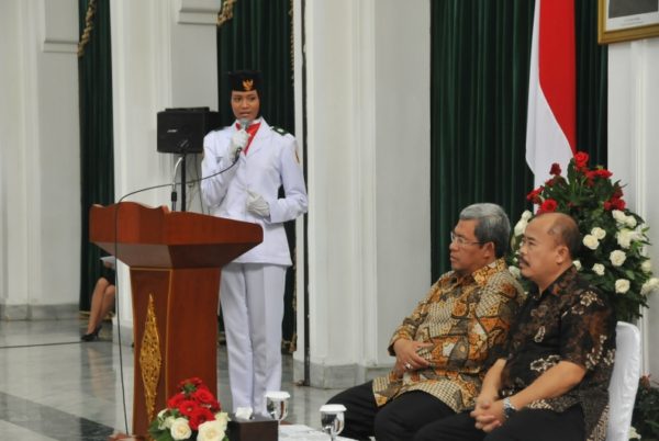 Ibu Lurah dari anggota Paskibraka, Bilqis Fadilah Faiz menyampaikan kesan dan pesannya saat bersilaturahim dengan Gubernur Jabar Ahmad Heryawan di Aula Timur Gedung Sate, Kamis (18/8). by Humas Pemprov Jabar