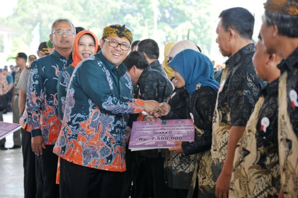 Gubernur Jabar Ahmad Heryawan menyerahkan hadiah lomba kepada penyuluh saat Temu Penyuluh Tingkat Provinsi Jabar di Dome Bale Rame Sabilulungan Soreang, Kab Bandung, Kamis (25/8).by Humas Pemprov Jabar