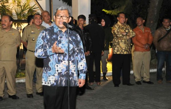 Gubernur Jabar Ahmad Heryawan bersama Wagub Deddy Mizwar saat sidak di Kantor Disnak Jabar, Jl Dago, Kota Bandung, Senin (15/8). by Humas Pemprov Jabar