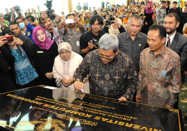 Gubernur Jabar Ahmad Heryawan didampingi Rektor Unikom Eddy Soeryanto Soegoto menandatangani prasasti, saat meresmikan Gedung Baru Kampus Unikom, Jalan Dipatiukur, Kota Bandung, Selasa (30/8). by Humas Pemprov Jabar