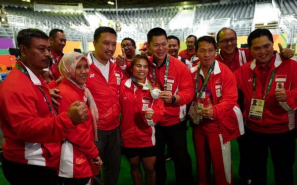 Atlet angkat besi putri Sri Wahyuni Agustini bersama Menpora Imam Nahrawi saat berhasil mempersembahkan medali pertama bagi Indonesia pada Olimpiade 2016 di Rio de Janeiro, Brasil. Minggu (7/8) WIB. by ist