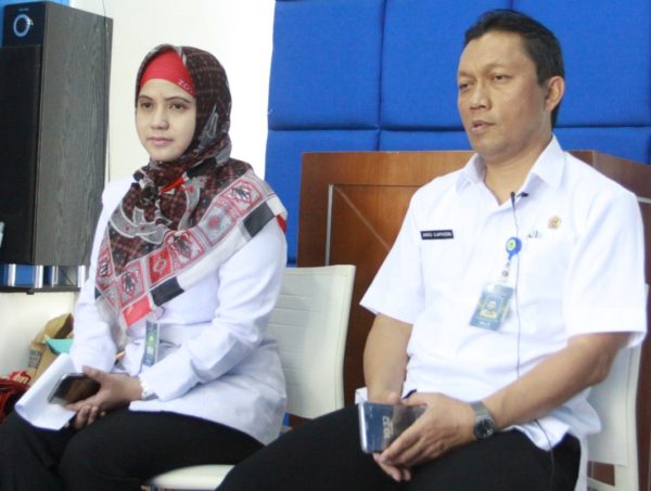 Sekretaris DBMP Kota Bandung Agoes. S Sjafroedin didampingi Kabid Perencanaan Program DBMP Kota Bandung Lisa Suryasari dalam kegiatan Bandung Menjawab di Balai Kota Bandung, Selasa (23/8). by Humas Pemkot Bandung