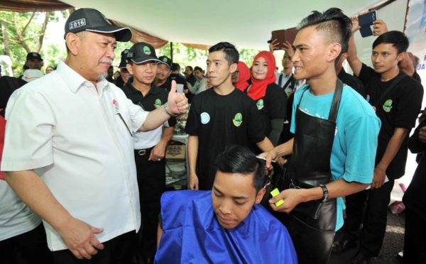 Wagub Jabar Deddy Mizwar berbincang dengan anak muda saat peringatan HANI Jabar di Parkir Barat Gedung Sate, Selasa (9/8). by Humas Pemprov jabar