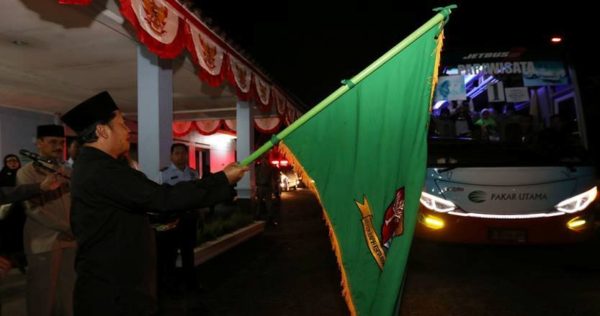 Bupati Bandung H. Dadang M Naser melepas 444 orang calhaj kloter pertama asal Kab Bandung dan kloter 4 Jabar di Gedung Cendrawasih Lanud Sulaiman Margahayu, Selasa (9/8). by Denny Humas Pemkab Bandung