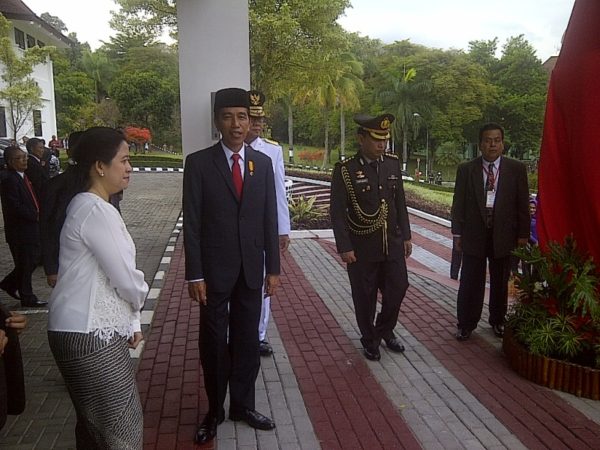 Presiden Joko Widodo saat meresmikan Monumen Pendiri Akademi Pemerintahan Dalam Negeri (APDN) Ir Soekarno di Gedung Rektorat IPDN, Jatinangor,, Sumedang, Senin (8/8/). by iwa/bbcom