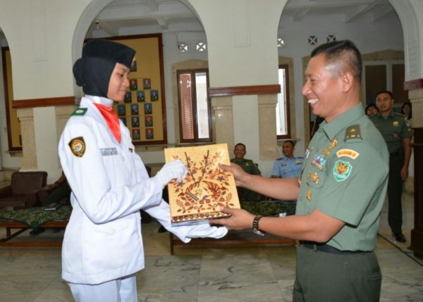 Pangdam III/Siliwangi diwakili Kasdam III/Siliwangi menerima 54 anggota Pasukan Pengibar Bendera Pusaka (Paskibraka) Jawa Barat di Ruang Silihwangi Makodam III/Slw Jl. Aceh No. 69 Bandung, Kamis (18/8). by Pendam III/Slw