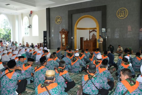 KBIH Bintaldam III/Siliwangi memberangkatkan 100 orang calhaj di Masjid Al-Ikhlas Kodam III/Slw, Bandung, Rabu (10/8). by Pendam III/Slw