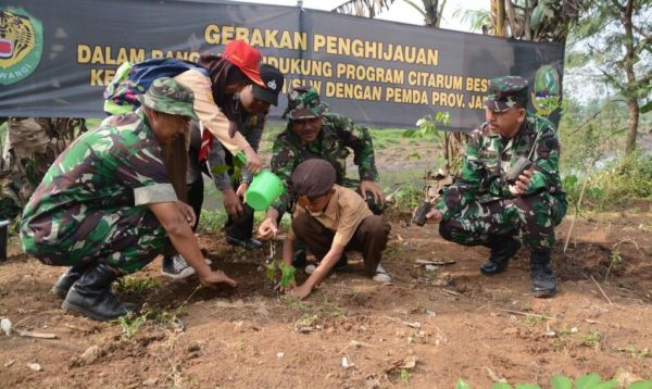 Aster Kasdam III/Siliwangi Kolonel Inf Dian Herdiana pimpin penanaman 10. 000 pohon di bantaran Sungai Citarum, Sabtu (20/8). by Pendam III/Slw