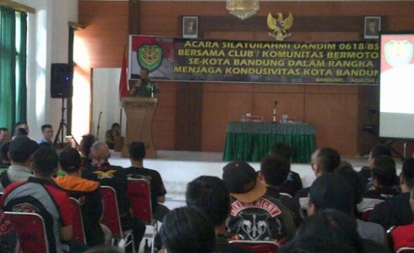 Komandan Kodim 0618/BS Letkol Inf Sugiyono menggelar pertemuan dengan ratusan bikers dan komunitas bermotor di Bandung, di Aula Makodim 0618, Jln. Bangka No 2, Bandung, Selasa (2/8). by ist