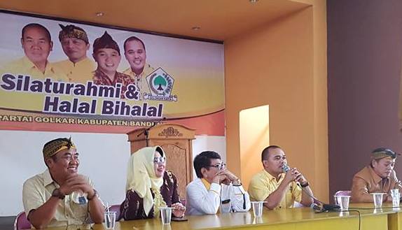 Pimpinan rapat pleno DPD Golkar Kab Bandung di Sekretariat DPD Golkar Kab Bandung, Jumat (12/8). ist