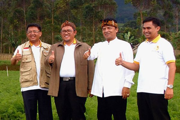 Presiden PKS Sohibul Iman, Gubernur Jabar Ahmad Heryawan, Bupati Bandung Dadang M Naser. dan Wabup Bandung Gun Gun Gunawan saat launching Sekolah Tani PKS di Blok Sayur Mayur, Desa Margamekar, Kec Pangalengan, Kab Bandung, Minggu (14/8).