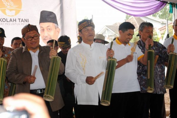 Presiden PKS Sohibul Iman, Gubernur Jabar Ahmad Heryawan, Bupati Bandung Dadang M Naser. dan Wabup Bandung Gun Gun Gunawan saat launching Sekolah Tani PKS di Blok Sayur Mayur, Desa Margamekar, Kec Pangalengan, Kab Bandung, Minggu (14/8). by Humas PKS