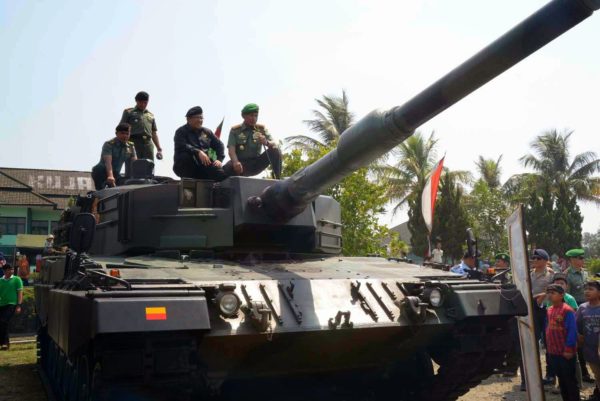 Tank dari Yonkav 4/Kodam III/Siliwangi saat Pesta Rakyat dari Lomba Layang-Layang di Lapangan Manunggal Brigif 15 Kujang II Cimahi, Minggu (12/10/2014).