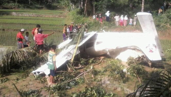 Pesawat latih yang jatuh di area persawahan di Desa Kujang, Kecamatan Karangnunggal, Kabupaten Tasikmalaya, Kamis (18/8). by ist