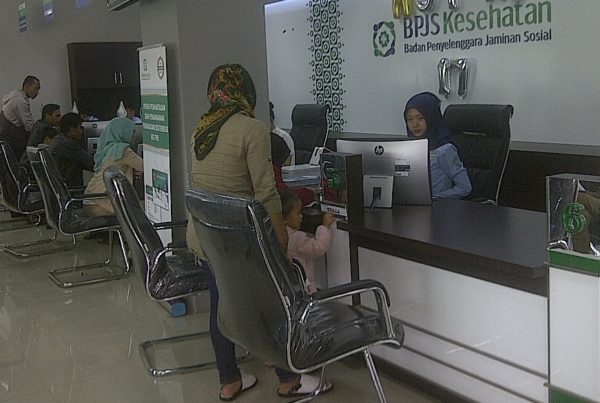 Petugas BPJSKes Soreang sedang melayani peserta. by iwa/bbcom.