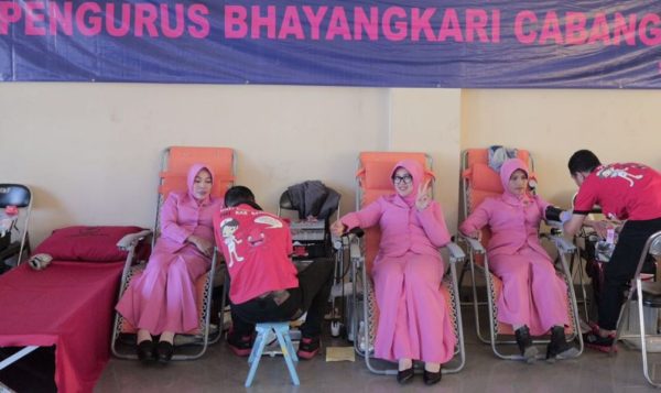 Ibu-ibu Bhayangkari (istri polisi) jajaran Polres Bandung bekerjasama dengan PMI Kab Bandung menggelar kegiatan sosial donor darah di Gedung Sabilulungan Polres Bandung, Rabu (8/9). by Robby Thea