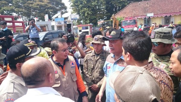  Kepala BNPB Willem Rampangilei bertemu Wagub Jabar Dedi Mizwar di lokasi bencana banjir bandang Garut, Rabu (21/9). by BNPB