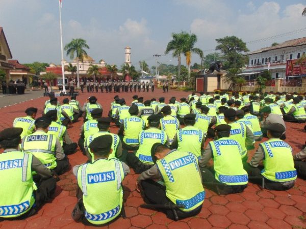 Satuan Sabhara Polres Bandung melaksanakan latihan pengamanan massa di halaman Mapolres Bandung,Soreang, Selasa (6/9). by Robby Thea