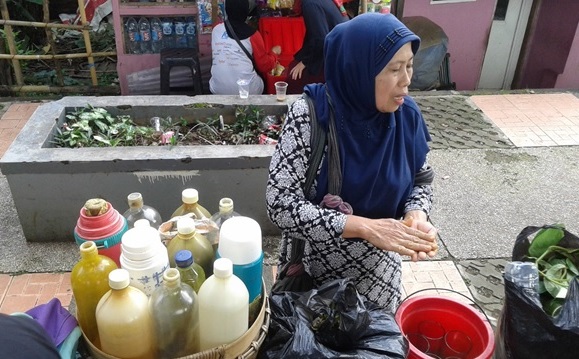 Mbak Marini sedang berjualan jamu di sebelah Taman Film, Jl Layang Pasupati Bandung, Sabtu (16/9) by Welvie FA