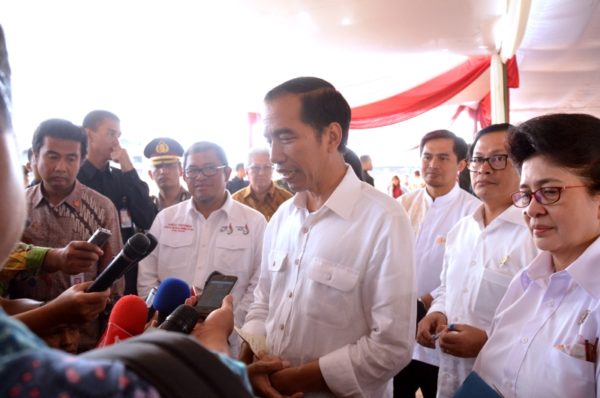 Presiden Joko Widodo usai Pemberian Makanan Tambahan (PMT) untuk anak-anak balita dan anak sekolah serta ibu hamil di Desa Linggar, Kec Rancaekek, Kab Bandung, Sabtu (17/3). by ist/Humas Setkab