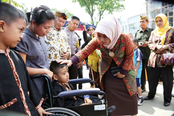 Ketua Bulan Dana PMI Kab Bandung, Ny. Kurnia Dadang Naser  menyapa anak disabilitas saat pembukaan Bulan Bakti Gotong Royong Masyarakat (BBGRM) dan pencanangan Bulan Dana PMI Kab Bandung 2016 di Desa/Kec Bojongsoang, Kamis (8/9/16). by Humas Pemkab Bandung.