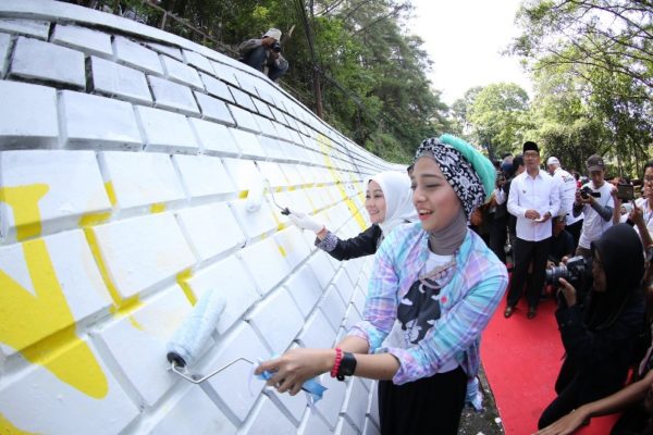  Lebih dari 20 komunitas grafis di Kota Bandung melukis tembok sepanjang 476 meter di Jalan Siliwangi, Selasa (13/9). by Meiwan Humas Pemkot Bandung