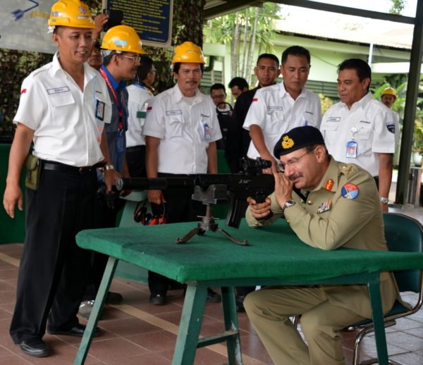  Panglima Angkatan Bersenjata Pakistan Jenderal Rashad Mahmood menjajal kehebatan senjata laras panjang jenis SS 2V7 buatan Pindad di Lapangan Tembak Divisi Senjata Ringan Pindad, Rabu (21/6). by Pendam III/Slw.