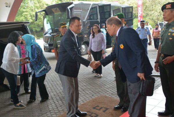 Panglima TNI Jenderal TNI Gatot Nurmantyo saat tiba di Sabuga ITB untuk membuka Kejurnas Karate pada PON XIX, Minggu (18/9). by Pendam III/Slw