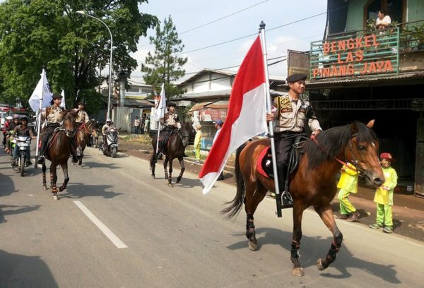 Parade berkuda binaan Kodim 0609 Kabupaten Bandung ikut kirab Api PON XIX/2016 dari Kabupaten Bandung menuju Kota Bandung, Jum'at (16/9). by Spirit Sabilulungan