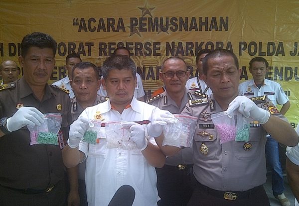 Jajaran Dit Res Narkoba Polda Jabar memusnahkan barang bukti narkoba berupa sabu dan ekstasi senilai Rp 800 juta. di Mapolda Jabar, Rabu (21/9). by iwa/bbcom