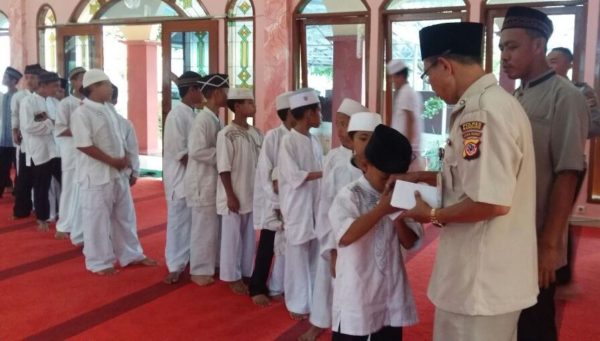 Polres Bandung menggelar doa bersama dan memberikan santunan kepada ratusan anak yatim piatu di Masjid Al Muhaimin Mapolres Bandung, Jumat (23/9). by Robby Thea 