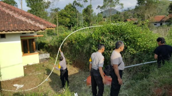 Para personil Polsek Paseh sedang membuat saluran air bersih untuk masjid di kaki Gunung Guntur, Kampung Legokpego, Desa Drawati, Kec Paseh, Kab Bandung, Selasa (13/9). by Robby Thea/bbcom 