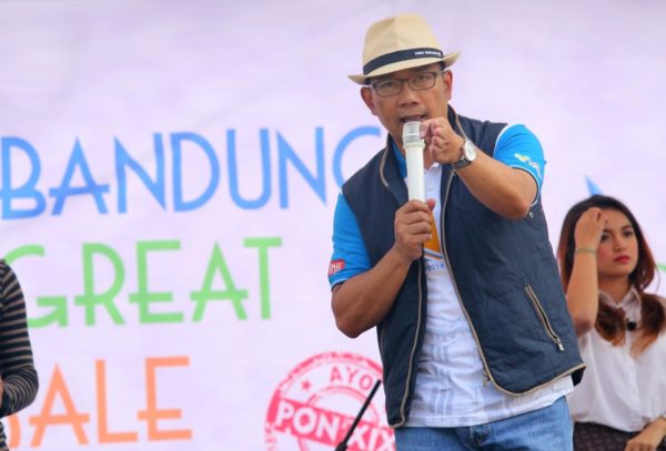 Wali Kota Bandung Ridwan Kamil saat membuka Bandung Great Sale sebagai salah satu rangkaian peringatan Hari Jadi ke-206 Kota Bandung, di Jalan Asia Afrika, Sabtu (10/9). by Meiwan Humas Pemkot Bandung.