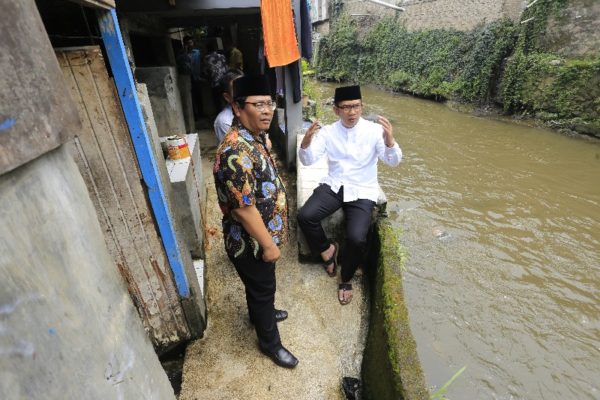  Wali Kota Bandung Ridwan Kamil saat Mapay Lembur di bantaran Sungai Cikapundung, Kel Pulosari, Kec Bandungwetan, Jumat (16/9). by Meiwan Humas Pemkot Bandung.