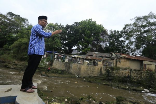 Wali Kota Bandung Ridwan Kamil meninjau lokasi bantaran Sungai Cikapundung saat Mapay Lembur di Kec Regol, Jumat (9/9). bu Humas Pemkot Bandung.