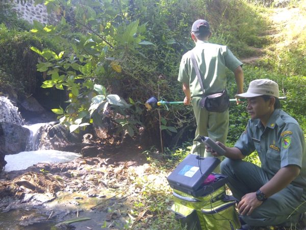 Petugas BPLH Kab Bandung sedang mengambil sampel air limbah yang dibuang salah satu pabrik di Desa Waluyu, Kec Cicalengka, Kab Bandung beberapa waktu lalu. by iwa/bbcom