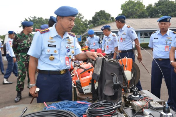 Danlanud Sulaiman Kolonel Pnb M. Syafii, S.I.P.,M.M., saat mengecek peralatan pada gelar kesiapan tanggap bencana di lapangan apel staf II Lanud Sulaiman, Margahayu, Bandung. by Pentak Lanud Sulaiman