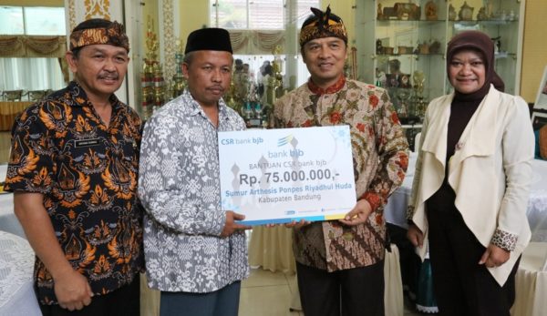 Bupati Bandung H. Dadang M Naser didampingi Manajer Operasional Bank bjb Wiwin Winarsih saat menyalurkan bantuan CSR ke Ponpes Riyadhul Huda bersama Camat Nagreg Entang Kurnia di Rumdin Bupati Bandung, Soreang, Kamis (27/10). by Humas Pemkab Bandung